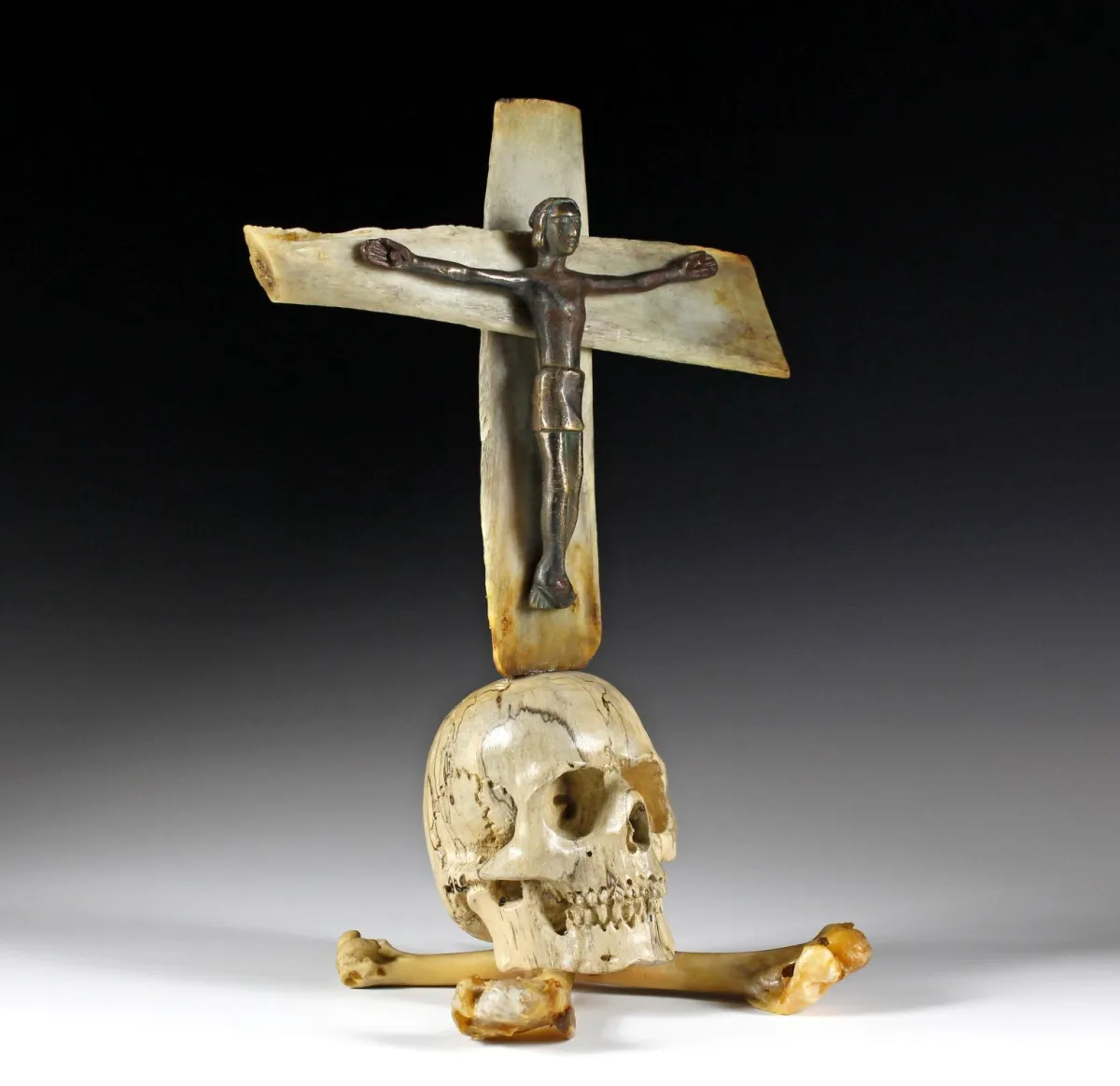 奇珍异品 – Memento Mori 十字架。青铜、木材和骨骼。高度:约 34 厘米。