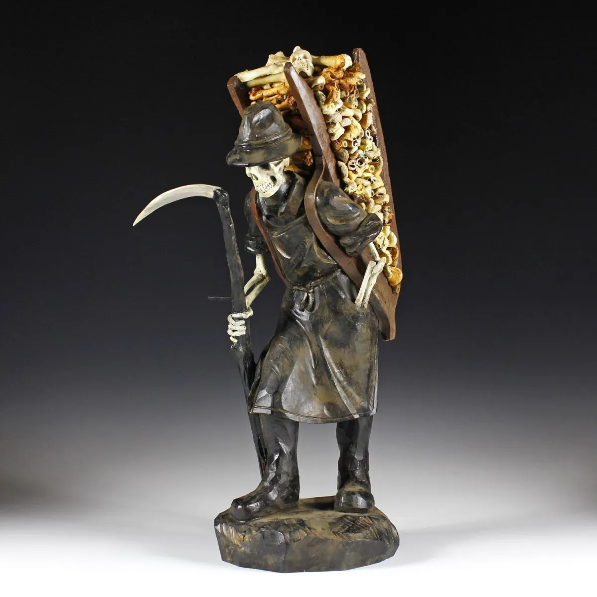 奇珍异品 – Memento Mori“拾骨者”。阿尔卑斯地区，20世纪，死神作为拾骨者，木雕与骨骼。