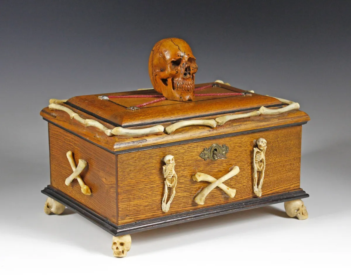奇珍异品 – Memento Mori 信件匣。阿尔卑斯地区，19/20世纪，信件匣饰有贴附骨骼及精细雕刻的骷髅与头骨。