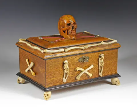 विचित्र वस्तुएँ – Memento Mori पत्र-पेटिका। अल्पाइन क्षेत्र, 19वीं/20वीं सदी, पत्र-पेटिका पर हड्डियाँ लगी हैं तथा बारीक नक्काशीदार कंकाल और खोपड़ियाँ।