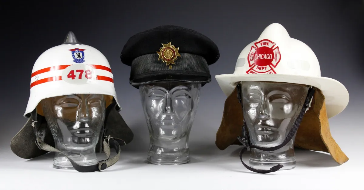 奇珍 – 三件消防头饰。消防头盔滕珀尔霍夫机场"Fire Protection US Mission"1945-1970，消防头盔...