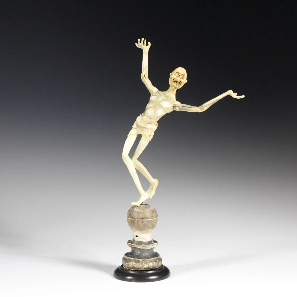 奇珍 – Memento Mori"死亡之舞"。阿尔卑斯地区19/20世纪，跳舞的骷髅，角雕，安装在车削...