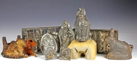 Kuriositeter – Samling av 10 sjokolade- og deigformer. 1900-1930, julenisse, påskehare, påskeegg som kineser, harlekin, sau