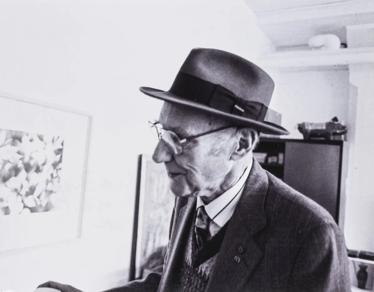 Burroughs, William S – Disembodied Guts。黑色Cadillac纸上白色喷漆。右下角签名，右下边缘有字母组合，背面铅笔标注日期和标题。1992年。尺寸：58,5 x 44,5厘米。