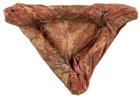 Buthe, Michael – Senza titolo. Tessuto tinto di rosso impregnato di cera e colore oro.