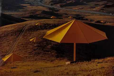 Christo – The Umbrellas - Project for Japan and the U.S.A. 2 offsetpainoa paperille. Kumpikin signeerattu vasemmassa alakulmassa. 1990/1991.