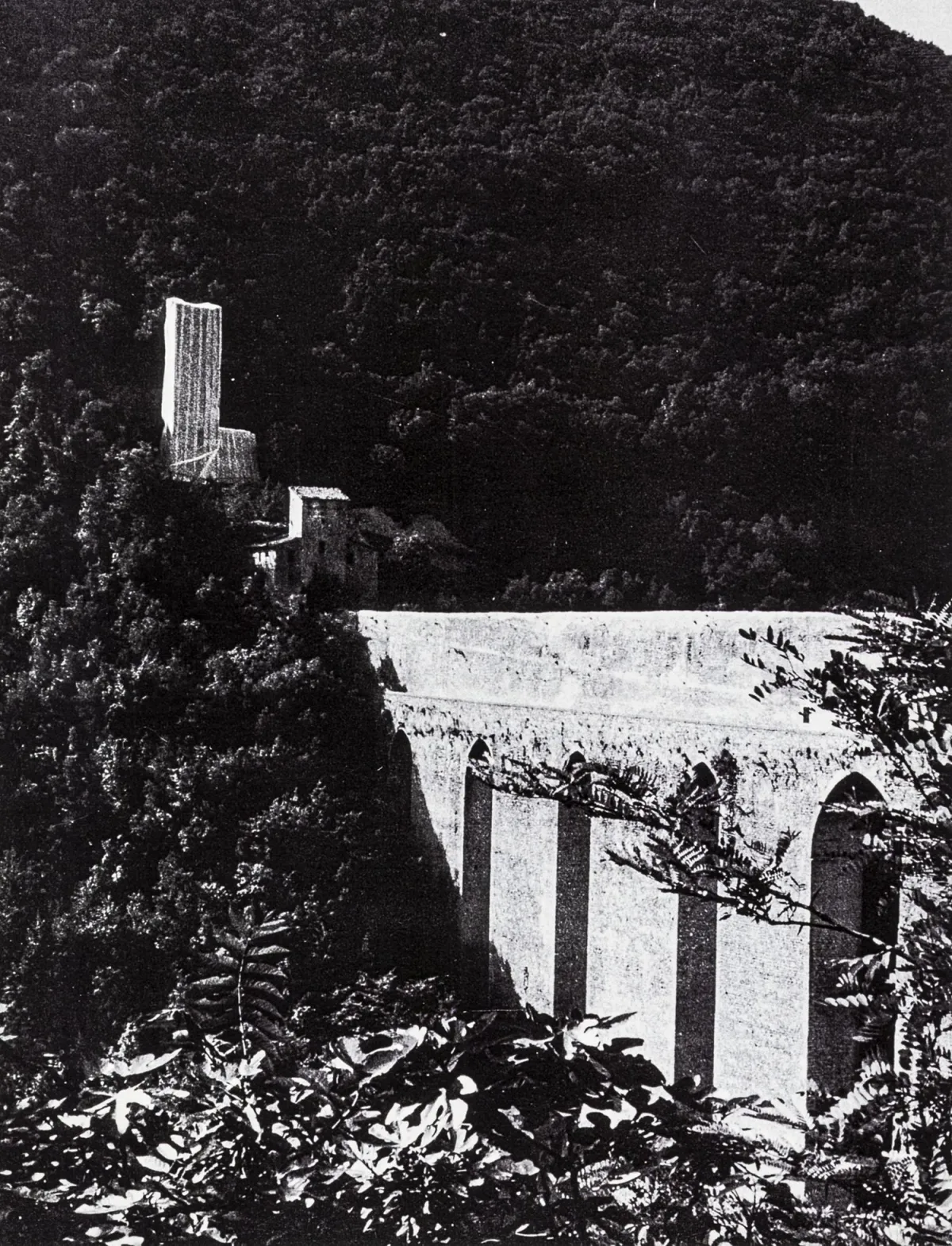 Christo和Jeanne-Claude – Packed Tower, Spoleto, Italy 1968。9幅薄卡纸上的胶印。在插图原装纸盒中，盒内左上角有两人签名。