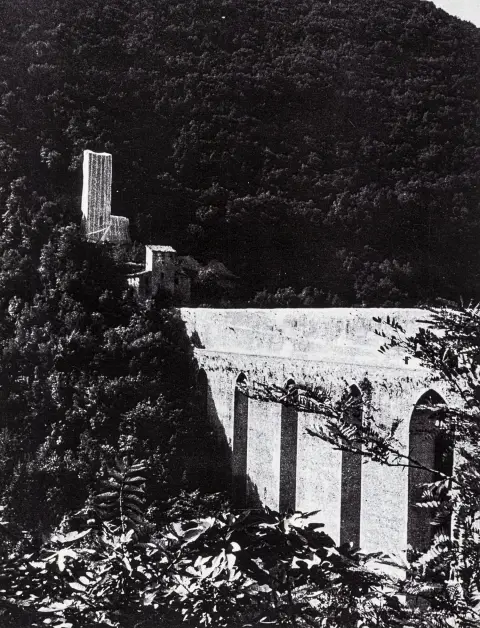Christo ja Jeanne-Claude – Packed Tower, Spoleto, Italy 1968. 9 offsetpainoa ohuille kartongeille. Kuvitetussa alkuperäisessä pahvilaatikossa, siinä vasemmassa yläkulmassa molempien signeeraama.