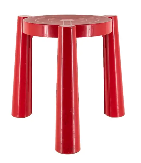 Design – Castelli Ferrieri, Anna. Tavello (modello 4810). Tre sgabelli o tavolini. Plastica nera (2) e rossa. Noviglio, Kartell. Ca. 42,5 x 41 x 41 cm.