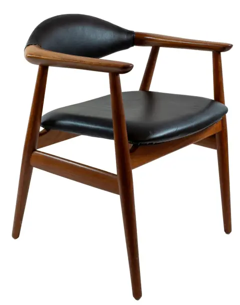 Design – Eriksen, Svend Age. GM 11. Poltrona con braccioli con struttura in legno di teak, seduta e schienale rivestiti in pelle nera. Glostrup, Glostrup Møbelfabrik. Altezza seduta: ca. 45 cm. Dimensioni totali: ca. 71 x 61 x 50 cm.