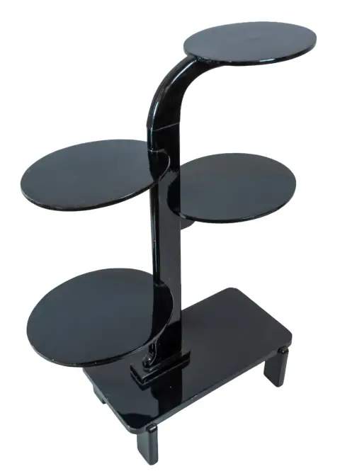 Design – Portapiante. Lacca piano su legno massello. Con 4 ripiani. Circa 1950. Dimensioni complessive: ca. 97,5 x 70 x 30 cm.
