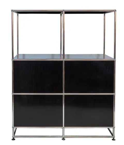 Design – scaffale USM Haller. Svizzera. Struttura scheletrica con aste in acciaio inox cromato. Con 4 scomparti con pannelli laterali (35 x 50 x 50 cm)…