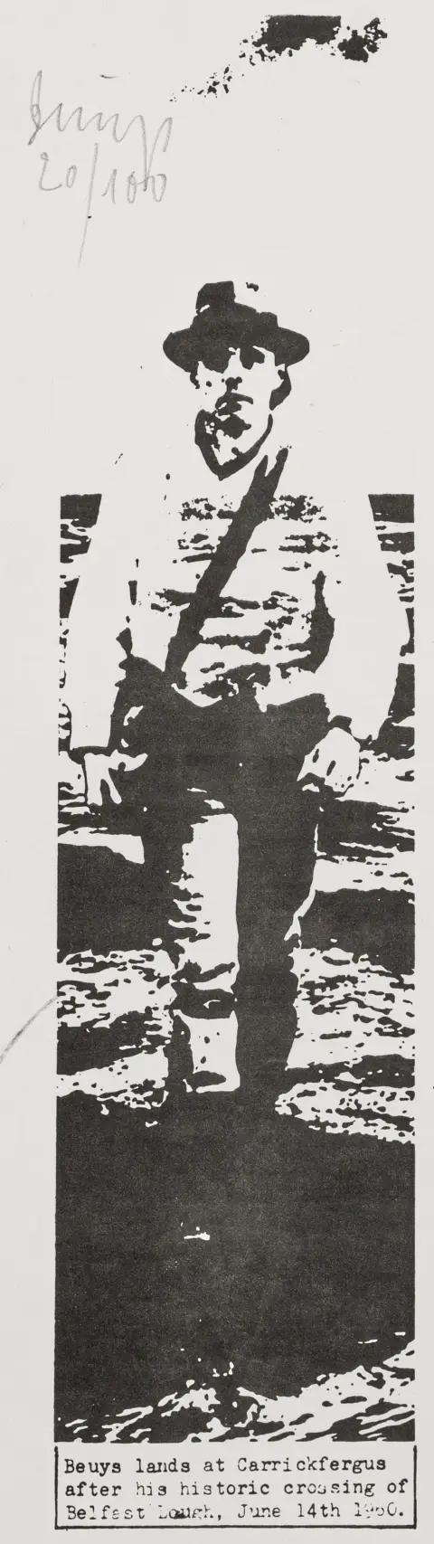 Fluxus – Beuys, Joseph. Belfast. Offset ohuelle kartongille. Signeerattu ja numeroitu vasemmassa yläkulmassa. Kappale: 20/100. 1975. Arkin mitat: 29,5 x…