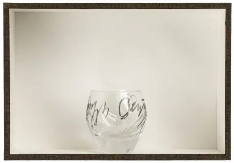 Fluxus – Beuys, Joseph. Sin título. Vaso de agua firmado con rotulador negro y provisto de un pequeño corazón. Aprox. 7 x 7 x 7 cm. En el fondo…
