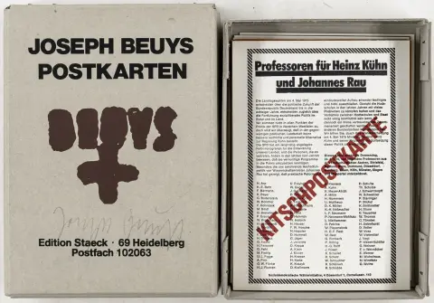 Fluxus – Beuys, Joseph. Postales. Con 25 postales tempranas de Beuys. Heidelberg, Edition Staeck, hacia 1985. 17 x 12,5 x 4 cm. Sueltas en…