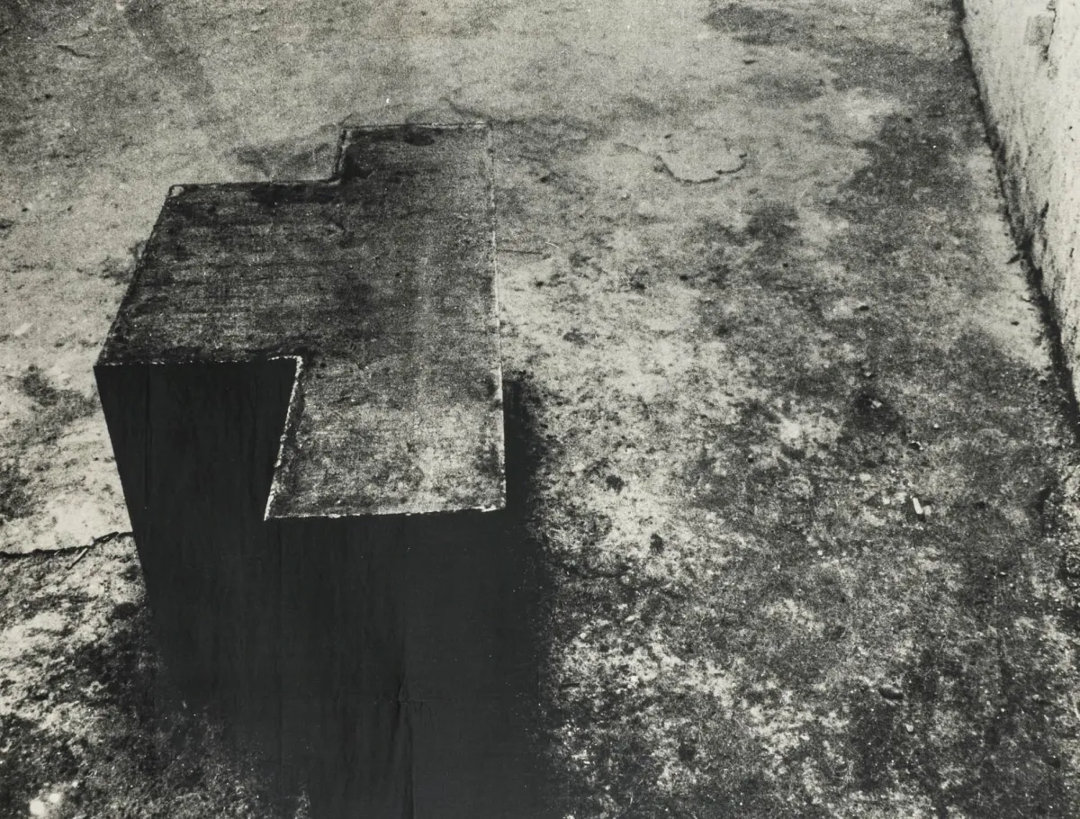Fluxus – Beuys, Joseph. Vakuum - Masse. 折叠亚麻布上的照片。左下方图案下铅笔签名并编号。编号：52/100。Köln, art intermedia, 1970。图案尺寸：79 x 102,5 cm。布料尺寸：123,5 x 180 cm。Schellmann 28。 - 边缘略有折痕，轻微斑点，边缘有少量针孔，卷起。