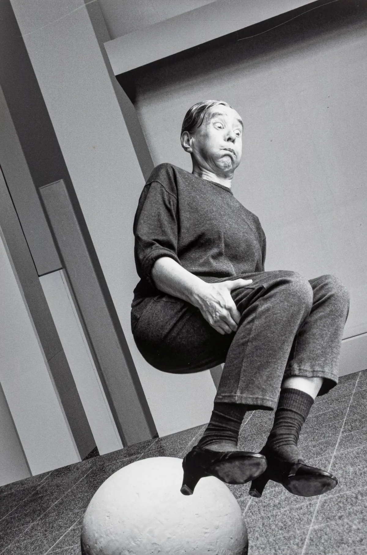 Fluxus – Blume,Anna 与 Bernhard。Trans-Skulptur 系列两幅原始照片。银盐明胶。背面由 Anna(仅名)…