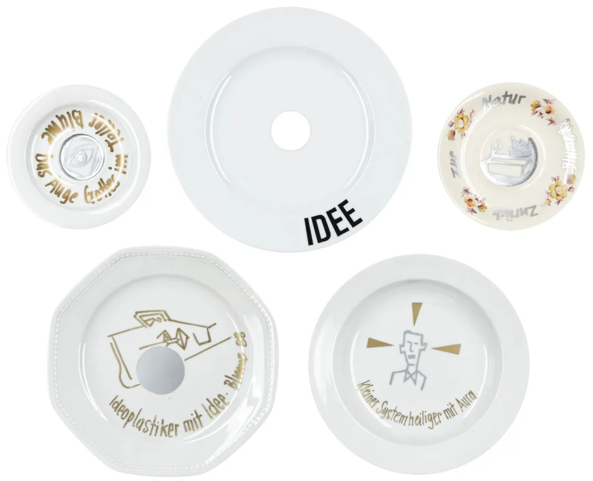 Fluxus – Blume, Bernhard Johannes. 6只彩绘并书写文字的陶瓷盘（4只）及碟（2只）合集。1988年（4只）、2005年和…