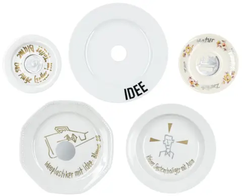 Fluxus – Blume, Bernhard Johannes. Colección de 6 platos (4) y platillos (2) de cerámica pintados y rotulados. 1988 (4), 2005 y…