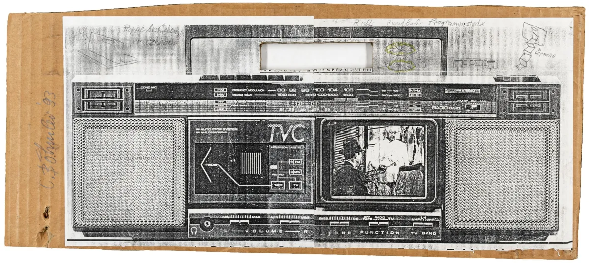 Fluxus – Böhmler, Claus。无题。瓦楞纸板上的拼贴，含2幅小素描和铅笔笔记。左侧边缘签名并标注日期...
