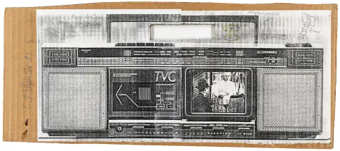 Fluxus – Böhmler, Claus。无题。瓦楞纸板上的拼贴，含2幅小素描和铅笔笔记。左侧边缘签名并标注日期...