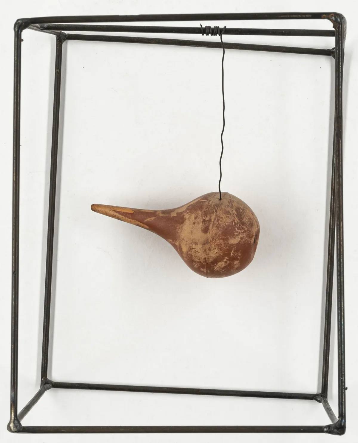 Fluxus – Deumlich, Matthias. Hommage an Giacometti. 橡胶吹气泵悬挂在焊接铁丝框架中。在塑料物件上…