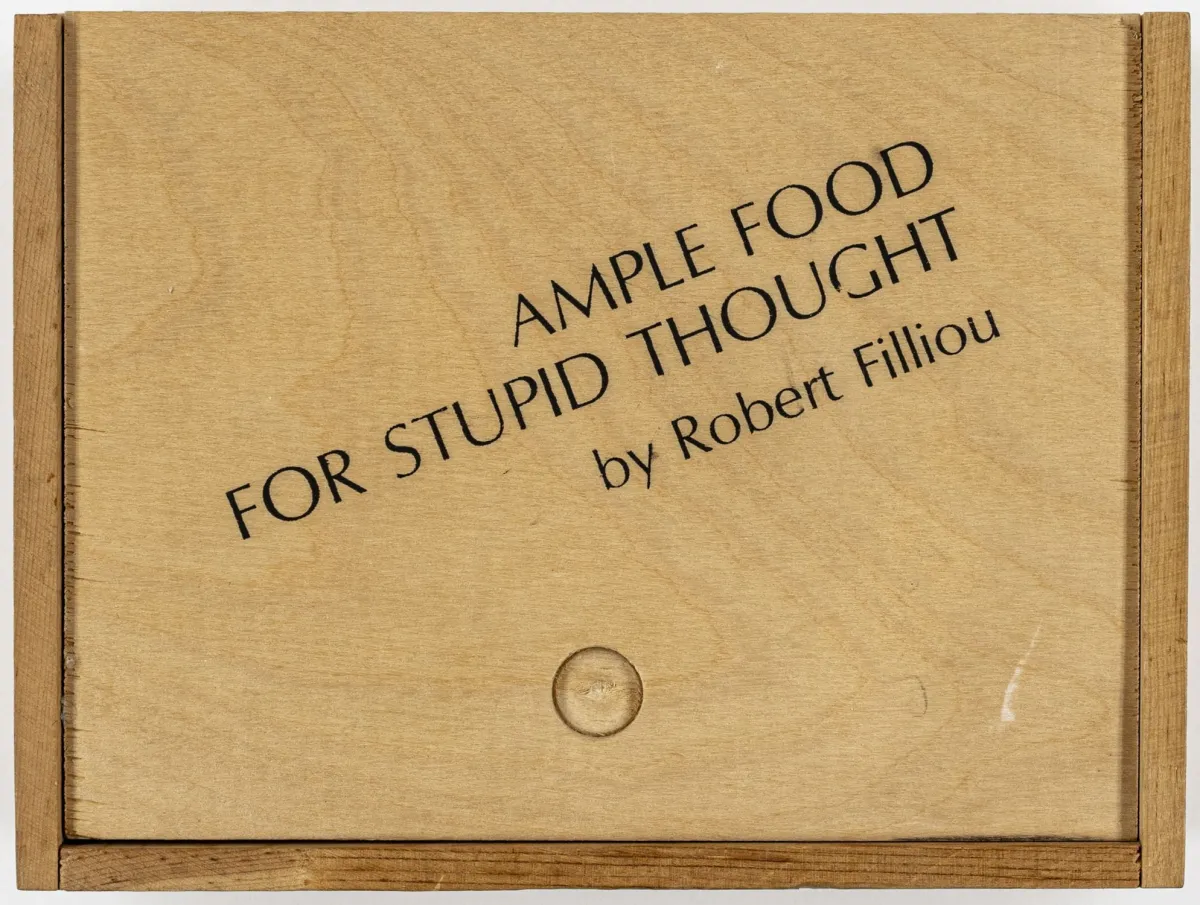 Fluxus – Filliou, Robert. Ample food for stupid thought。含96张卡片。纽约、科隆和巴黎,Something Else Press,1965年。