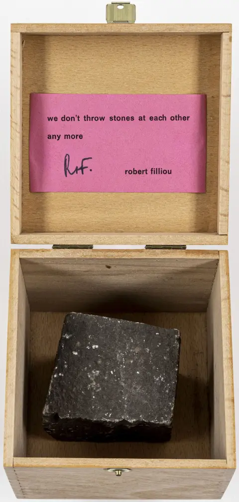 Fluxus – Filliou, Robert 与 Joachim Pfeufer. Optimistic Box No. 1. Thank god for modern weapons. 木盒含铺路石。盒盖…