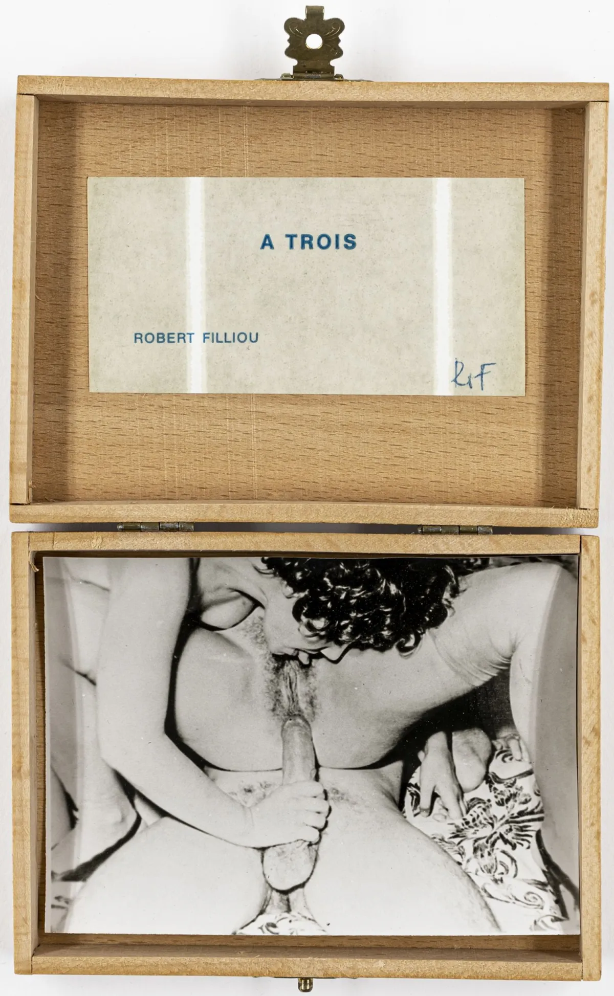 Fluxus – Filliou, Robert 与 Joachim Pfeufer. Optimistic Box No. 2: Vive le mariage. 木盒含色情照片。正面…