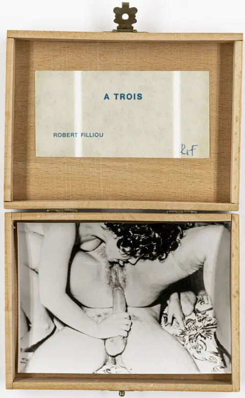 Fluxus – Filliou, Robert og Joachim Pfeufer. Optimistic Box No. 2: Vive le mariage. Treboks med pornografisk foto. På…