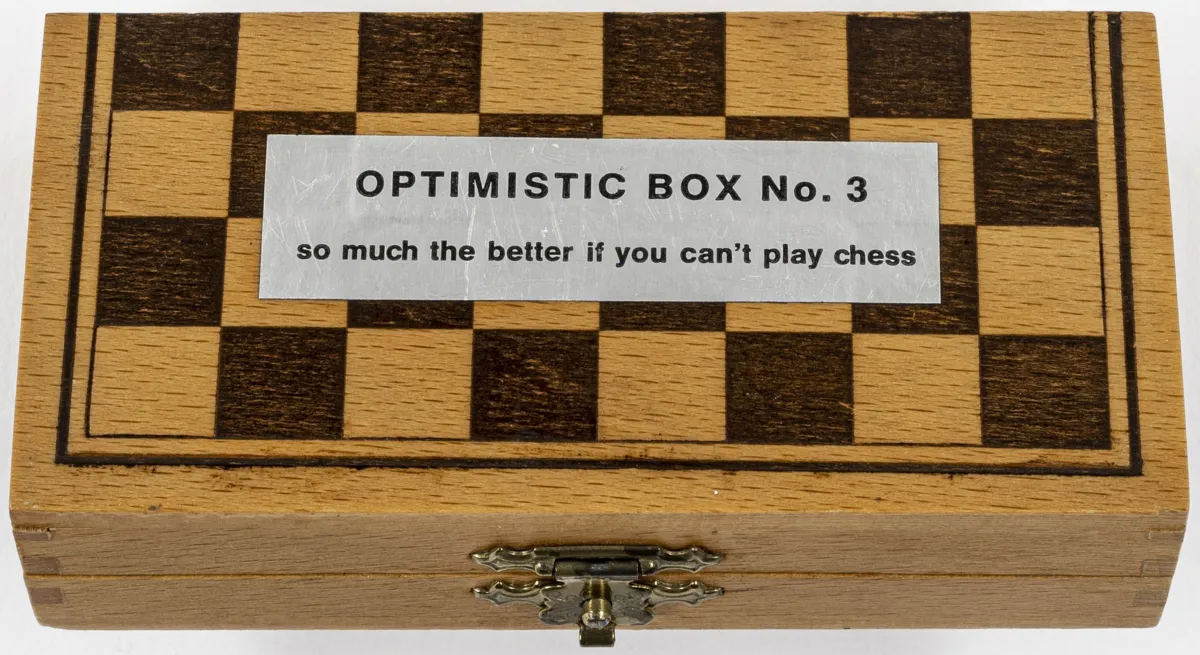 Fluxus – Filliou, Robert und Joachim Pfeufer. Optimistic Box No. 3: so much better if you can't play chess. Holzschachtel mit…