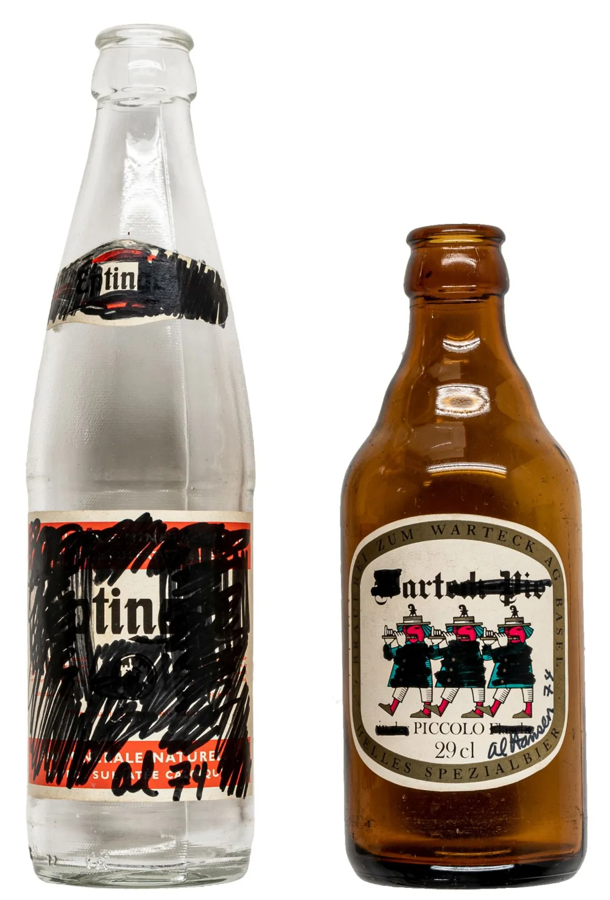 Fluxus – Hansen, Al. 两瓶带修改标签的饮料瓶。1974年。不同尺寸。