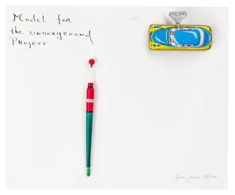 Fluxus – Jones, Joe. Model for the underground project。白色卡纸上的组合艺术品（铁皮车和木浮子）。右下角签名、注明日期并编号，...