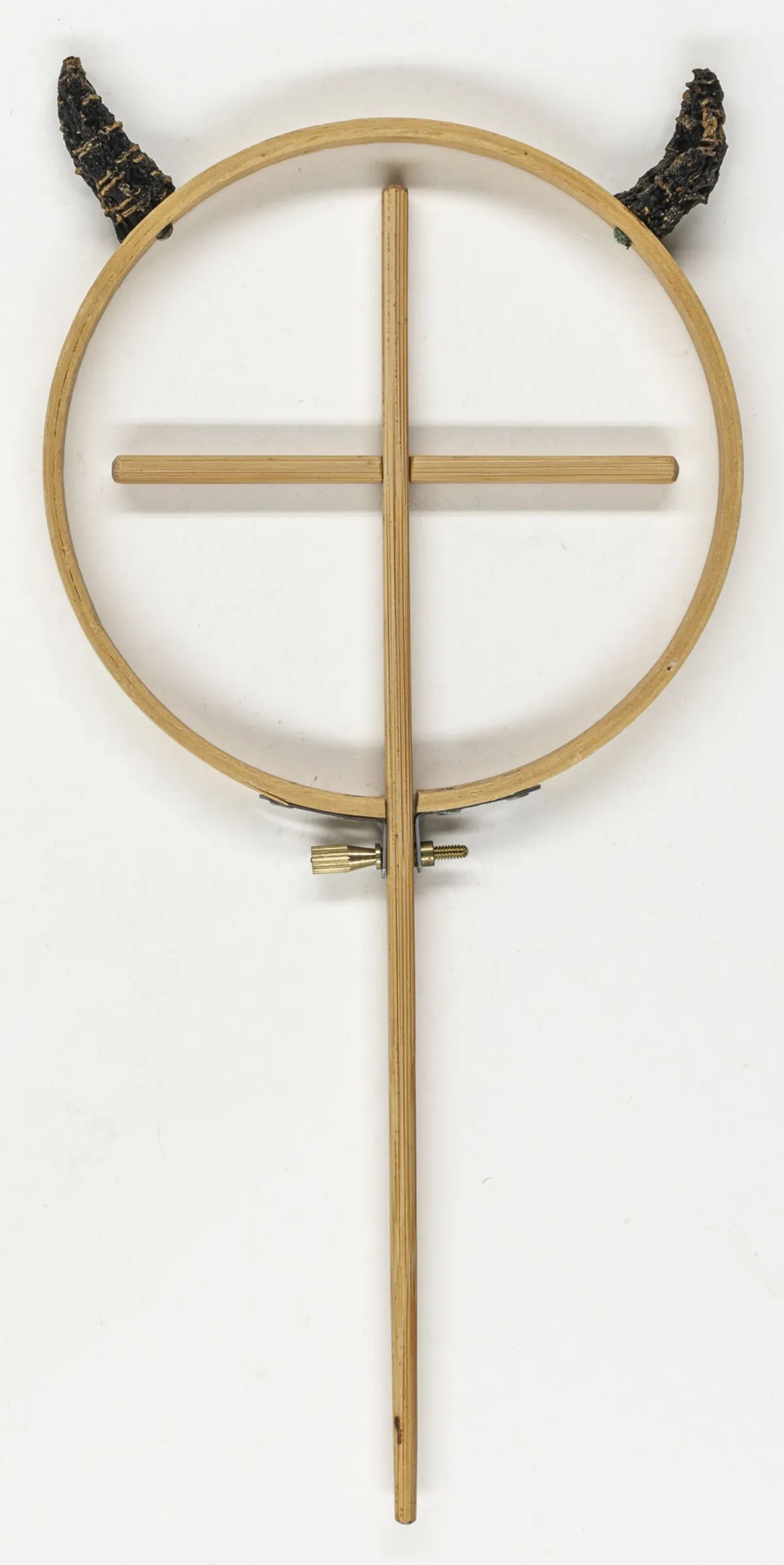 Fluxus – Miller, Larry。Transformer I。绣花框，带可移动木十字。原装木箱，附标牌，其上签名、...