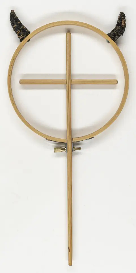Fluxus – Miller, Larry。Transformer I。绣花框，带可移动木十字。原装木箱，附标牌，其上签名、...