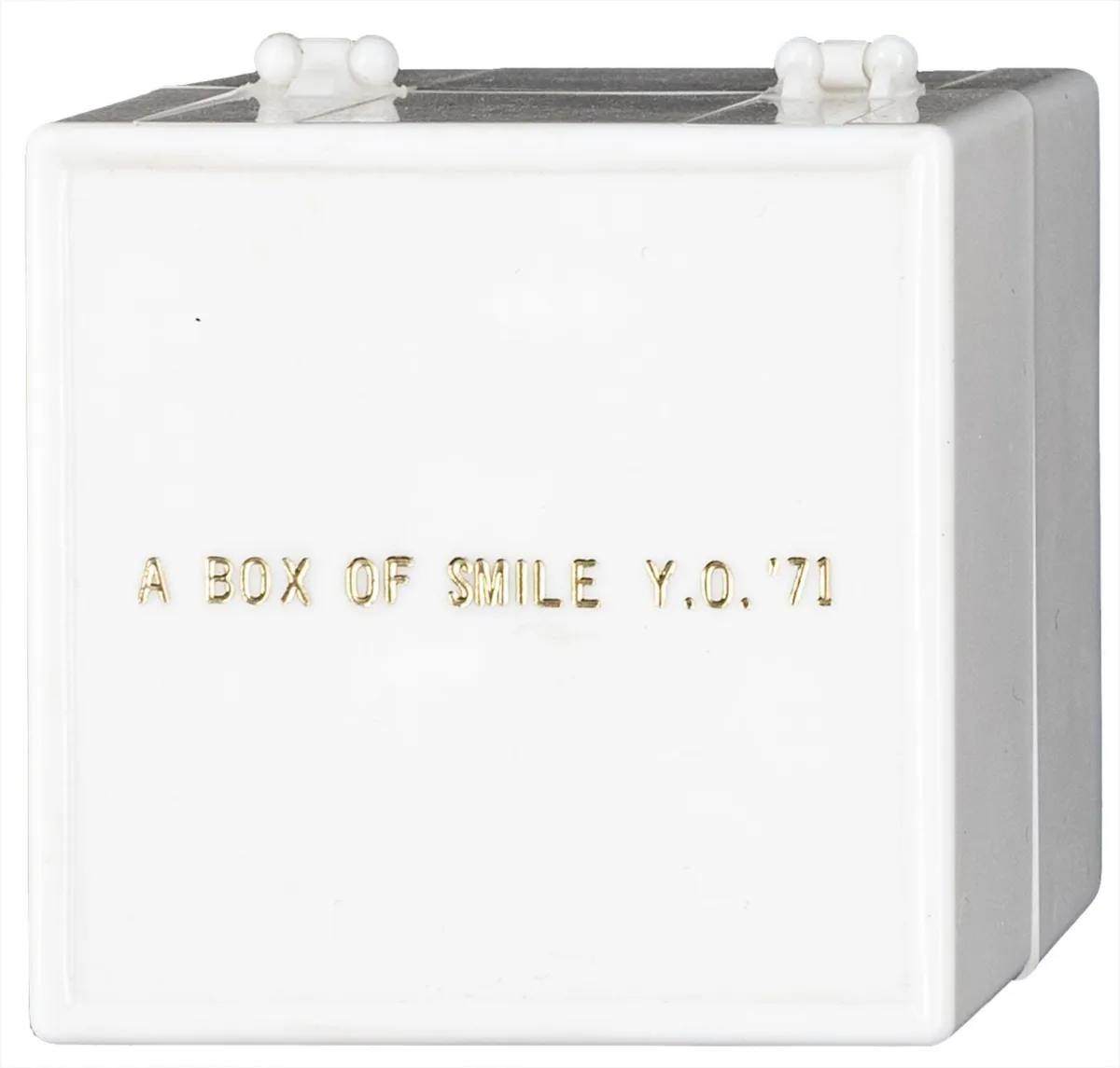Fluxus – Ono, Yoko. Box of smile. Plastic doosje met spiegelende bodem.