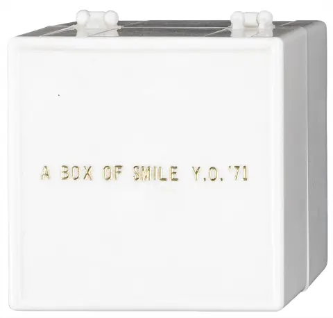 Fluxus – Ono, Yoko. Box of smile. Plastboks med speilvendt bunn. På lokket betegnet og datert "A BOX OF SMILE Y.O. '71".