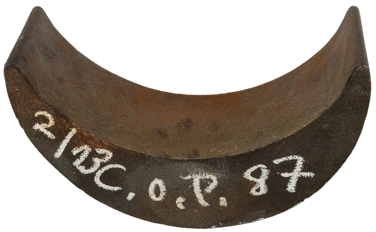 Fluxus – Paeffgen, Claus Otto. Eisenmond - Iron moon. 氧化铸铁月牙。底部有字母组合、日期和编号。