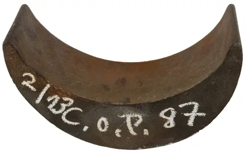 Fluxus – Paeffgen, Claus Otto. Eisenmond - Iron moon. 氧化铸铁月牙。底部有字母组合、日期和编号。