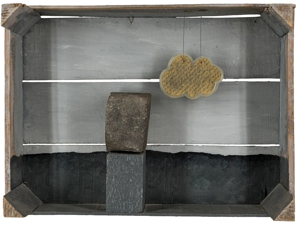 Fluxus – Paeffgen, Claus Otto. 箱状物件 III。云 + 石头。木材（蔬菜箱）、纸板、铺路石和漆。背面...