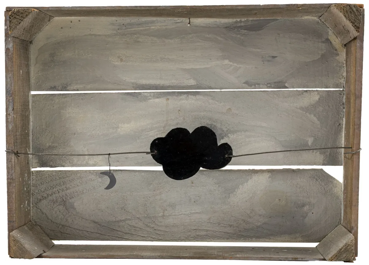 Fluxus – Paeffgen, Claus Otto. 箱状物体 I. 月亮 + 棍棒。木材（侧面印有"Holland"的蔬菜箱）、金属、橡胶、漆。