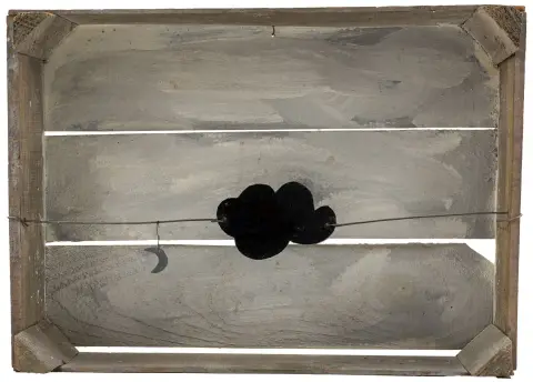 Fluxus – Paeffgen, Claus Otto. 箱状物体 I. 月亮 + 棍棒。木材（侧面印有"Holland"的蔬菜箱）、金属、橡胶、漆。
