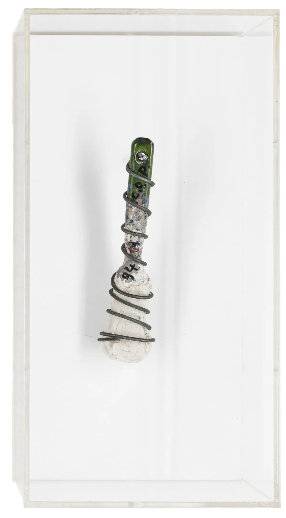 Fluxus – Paeffgen, Claus Otto. 无题。用过的画笔、石膏和粗铁丝。笔杆上标有字母组合签名并注明日期。1994年。