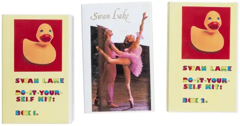 Fluxus – Patterson, Ben. 4件多重复制品和1张签名照片的收藏。2001-2014年。I. Ben Patterson's Swan Lake. VHS录像带在…