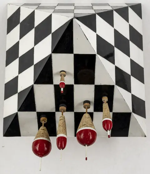Fluxus – Saito, Takako. Pyramide-sjakkspill. Pyramide av metall med sjakkbrettmønster, samt 5 svømmere (fiskekroker) i ulike størrelser…