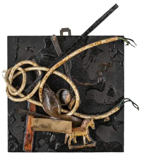 Fluxus – Spoerri, Daniel. Tilfeldig objekt. Assemblage med strømkabel, sebrafigur, skjeer m.m. på svart treplate. Verso med…