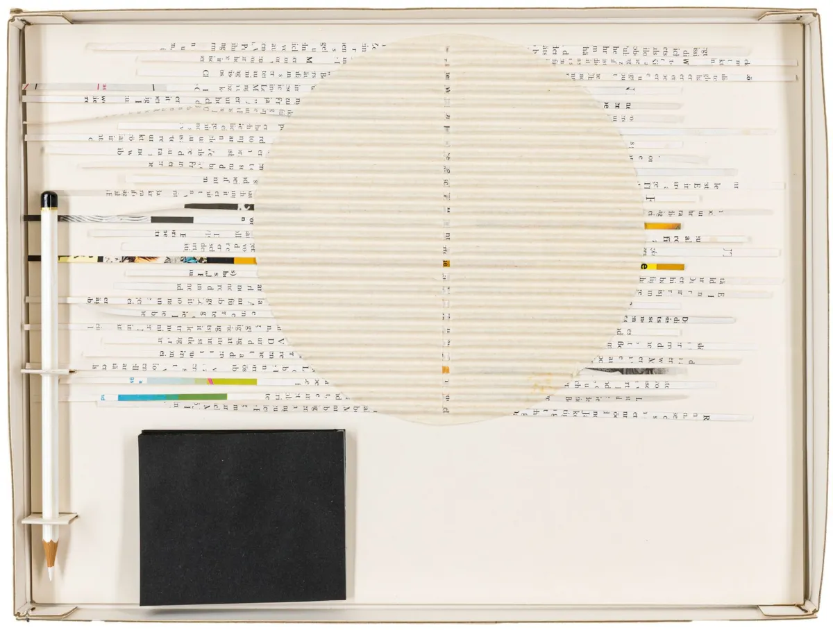 Fluxus – Thomkins, André. Schwebezeile。纸拼贴，黑色块与白色笔绘于卡纸上，装于印刷原装纸盒。