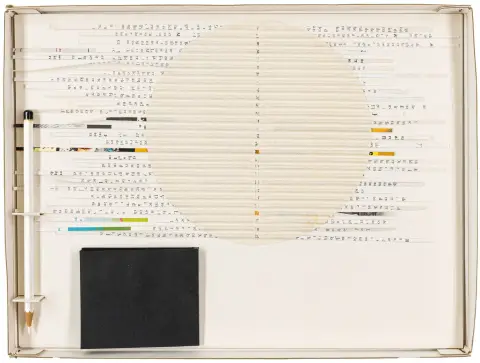 Fluxus – Thomkins, André. Schwebezeile. Papiercollage met zwart blok en wit potlood op karton.