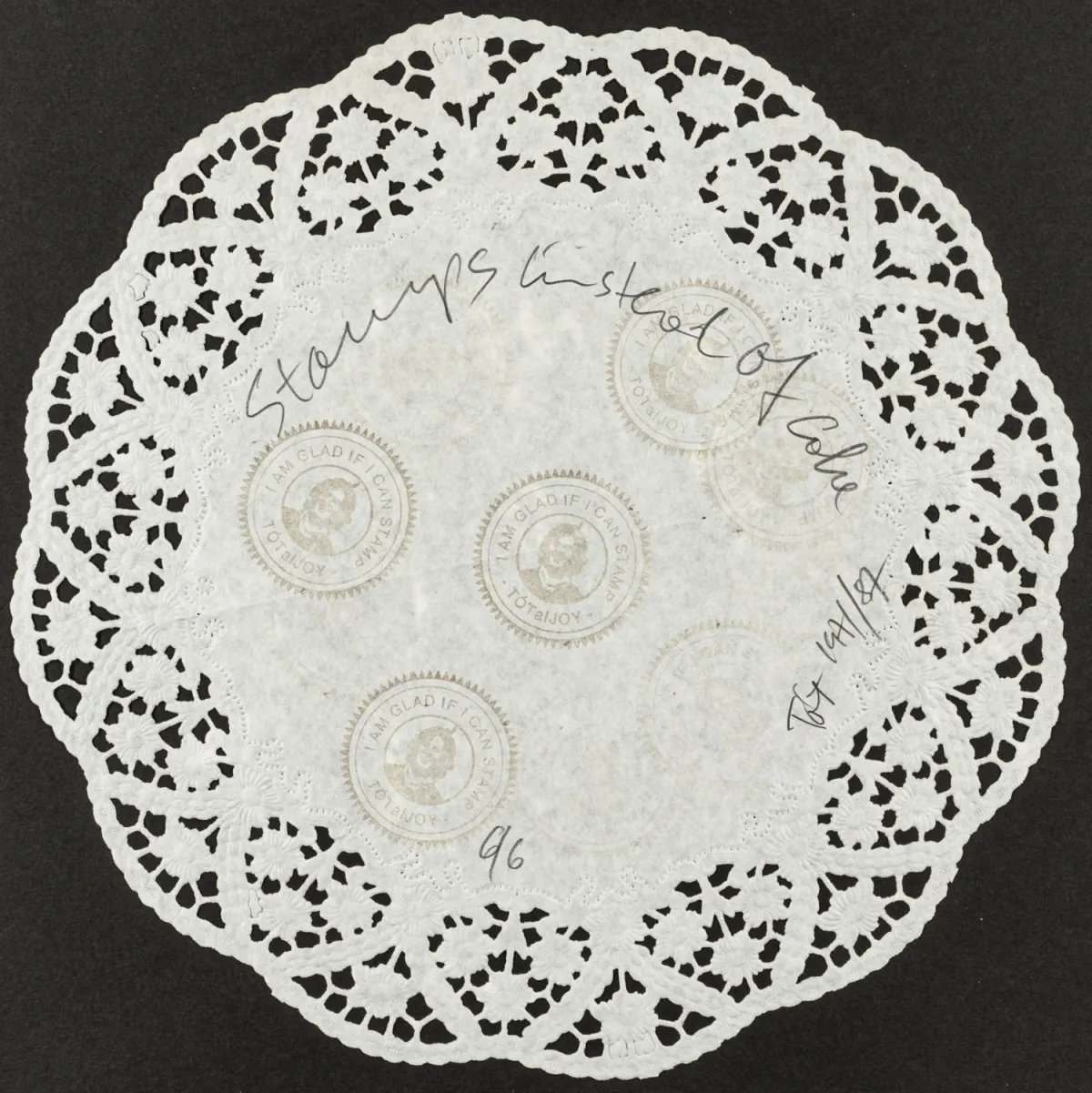 Fluxus – Tót, Endre. Stamps instead of cake。多次盖印的纸质蕾丝垫，边缘手签。