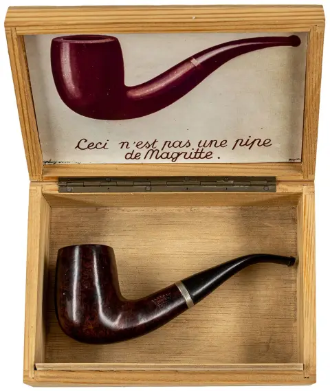 Fluxus – Ulrichs, Timm. Ceci n'est pas une pipe de Magritte. Houten pijp in houten doos met gemonteerde afbeelding op deksel.
